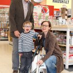 Herr Eisl, Robin und seine Mama beim Abholen des neuen Staubsaugers