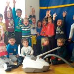 Die Kinder der Kindergruppe Regenbogen mit dem neuen Staubsauger, gesponsert von der Firma EISL hagebaumarkt